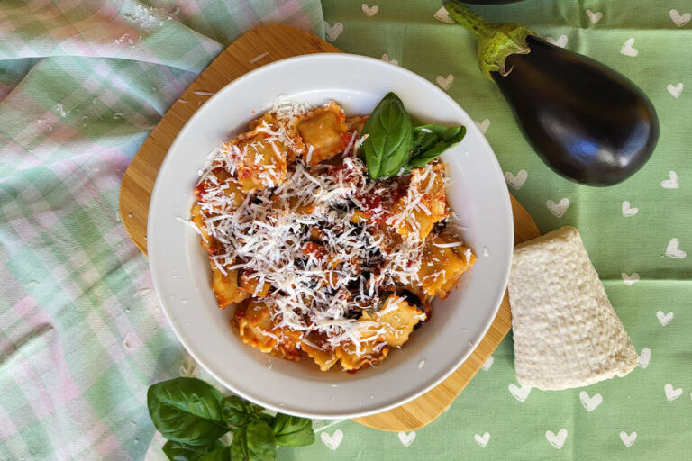 Agnolotti ai funghi con sugo alla norma Pasta Fresca Graziella