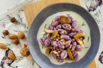 Gnocchi di patate viola con crema di gorgonzola, funghi e noci