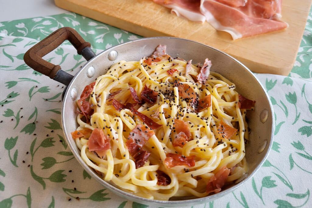 Tagliolini con prosciutto crudo e semi di papavero – Pasta Fresca Graziella