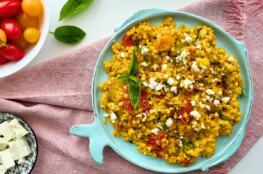 Pastina con pomodorini gialli e rossi, feta e pesto