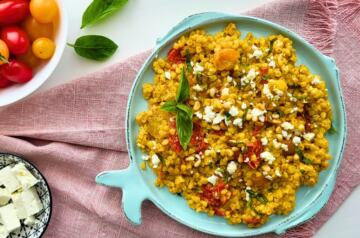 Pastina con pomodorini gialli e rossi, feta e pesto