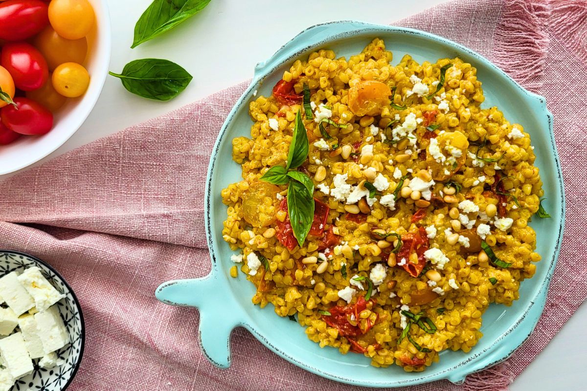 Pastina con pomodorini gialli e rossi, feta e pesto