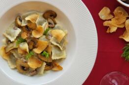 Agnolotti di carne con topinambur, funghi e castagne