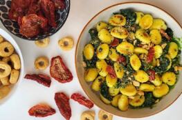 Gnocchi saltati con cime di rapa, pomodori secchi