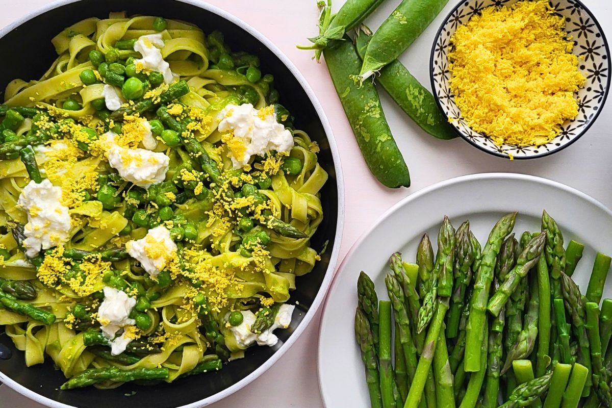 Tagliatelle pasquali con piselli, asparagi e burrata
