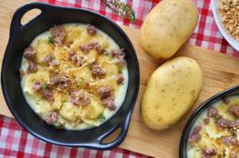 Agnolotti toma e timo, con patate e salsiccia