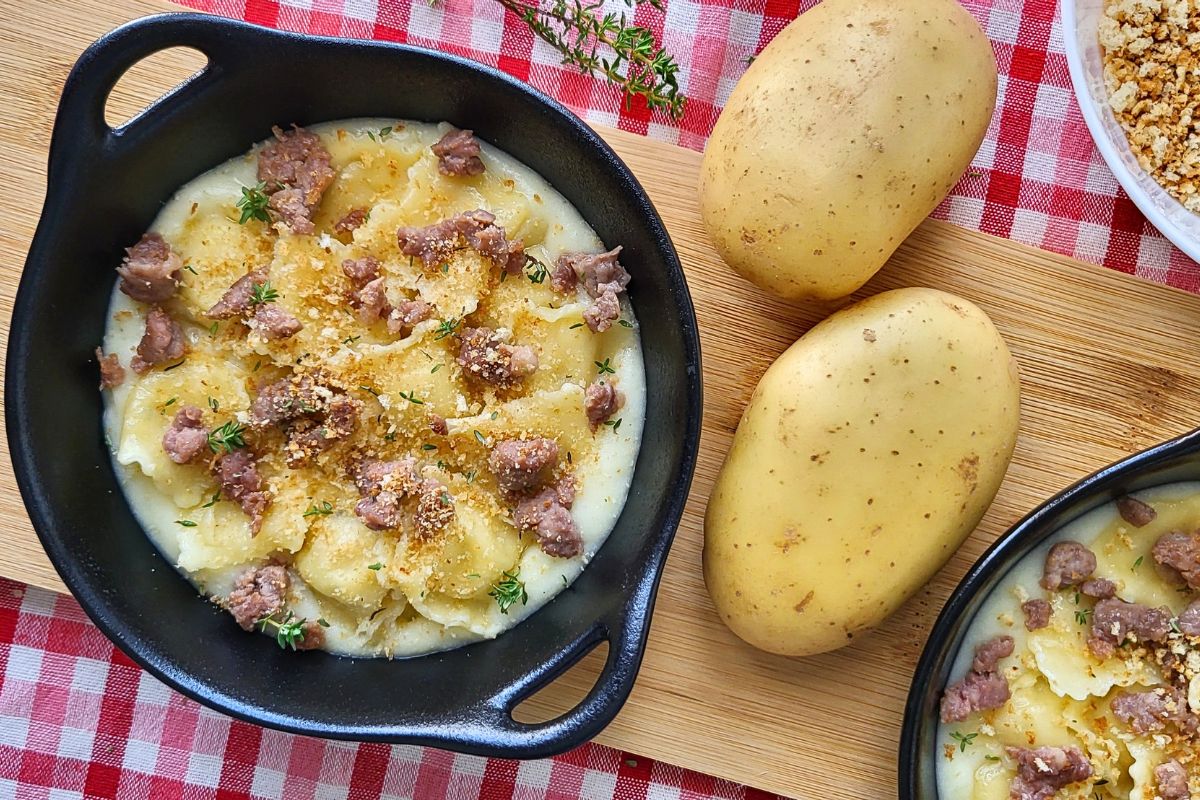 Agnolotti toma e timo, con patate e salsiccia