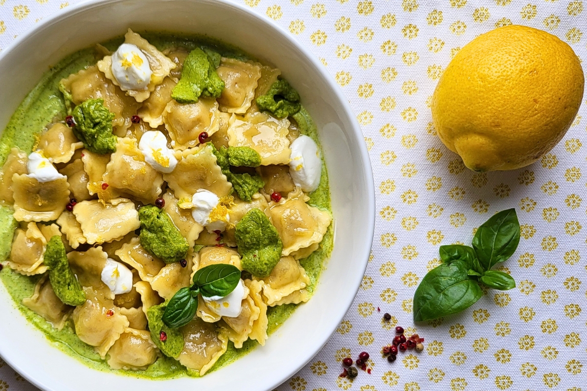 Agnolotti ricotta e limone con zucchine e yougurt greco