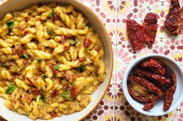Trecce con sugo di melanzane e pomodori secchi