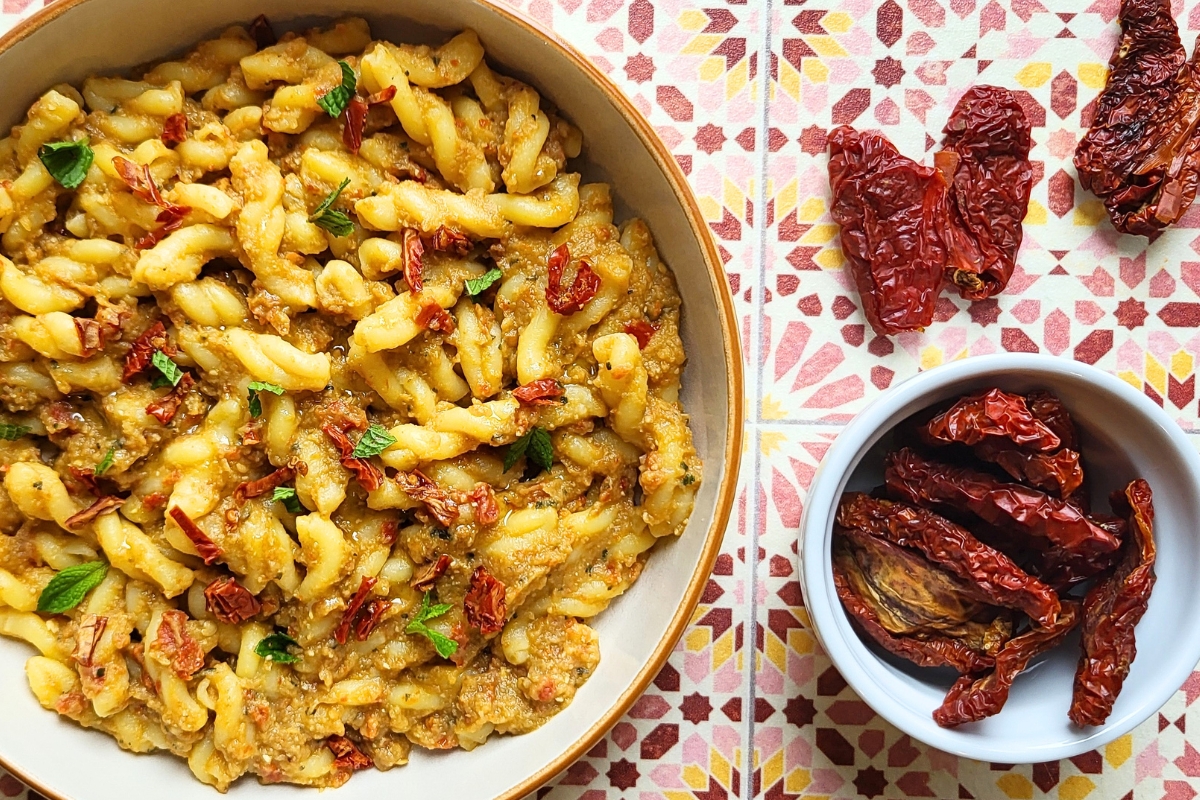 Trecce con sugo di melanzane e pomodori secchi