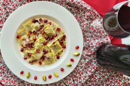 Agnolotti-in-fonduta-di-Parmigiano-con-riduzione-al-vino-rosso-pistacchi-e-melagrana
