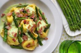 Cappellacci asparagi e maccagno con crema di asparagi, punte croccanti e pancetta
