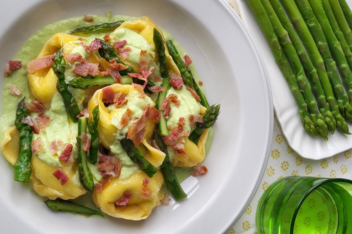 Cappellacci asparagi e maccagno con crema di asparagi, punte croccanti e pancetta