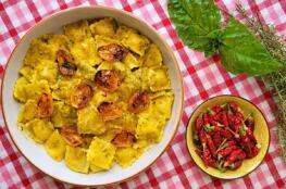 Agnolotti Ricotta e Limone con vellutata di datterini gialli